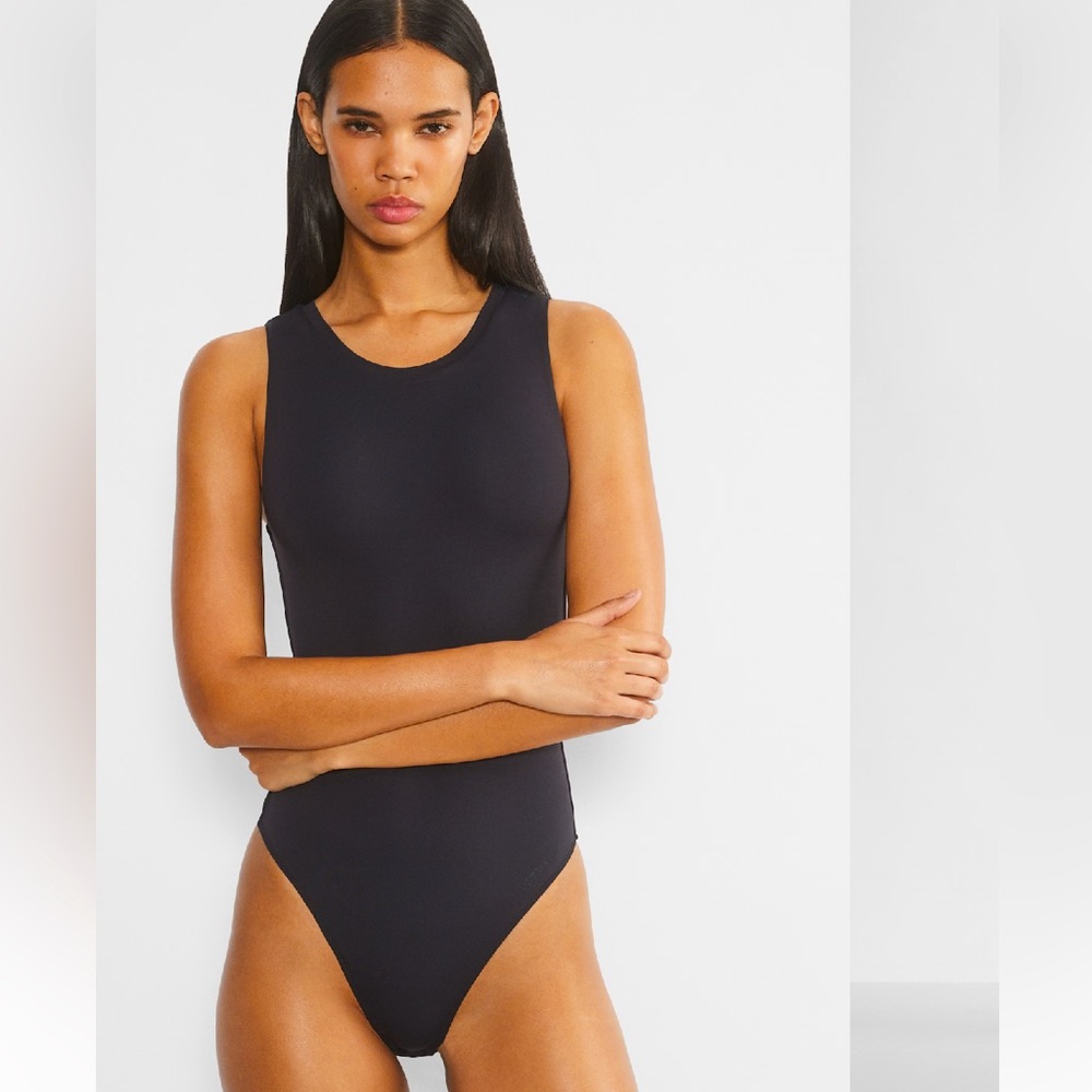 Aritzia
Contour Crew Bodysuit xs